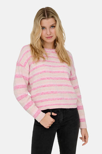 Pull rose à col rond de ONLY, à motif rayé, combiné avec un jean noir.