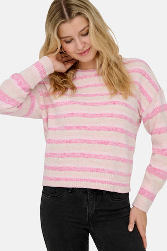 Pull rose à col rond de ONLY, avec des rayures horizontales et un jean noir.