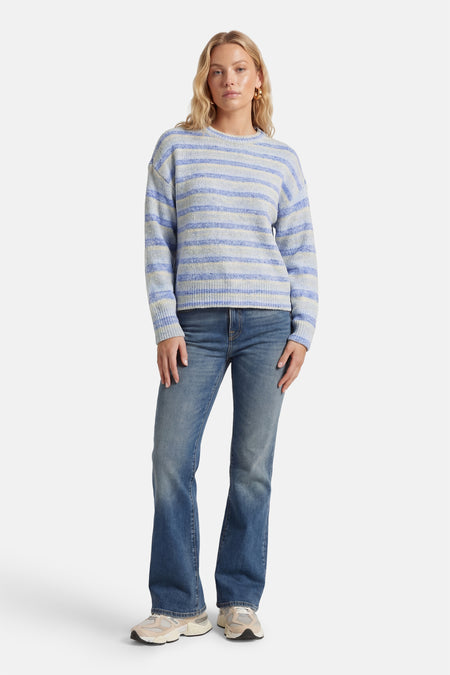 Pull bleu à col rond de ONLY®, avec des rayures horizontales, à combiner avec un jean et des baskets.