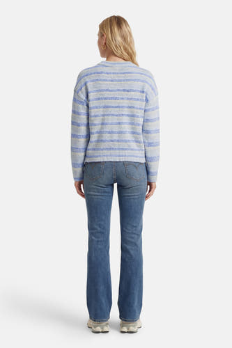 Pull bleu à col rond de ONLY, à rayures horizontales, combiné avec un jean.