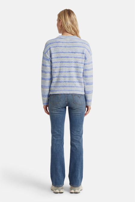 Pull bleu à col rond de ONLY, à rayures horizontales, combiné avec un jean.