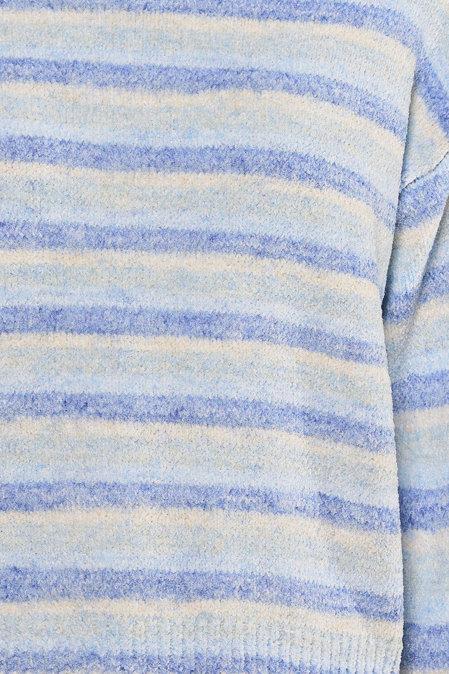 Pull bleu à col rond de ONLY®, rayé et confectionné dans un tissu doux.