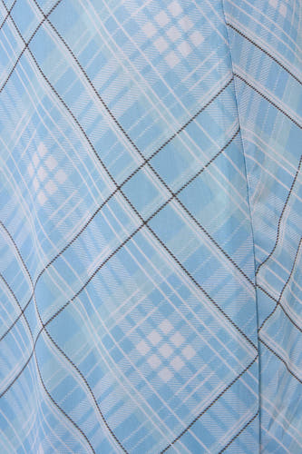 Longue robe bleue de JDY avec un motif à carreaux en bleu, blanc et fines lignes sombres.