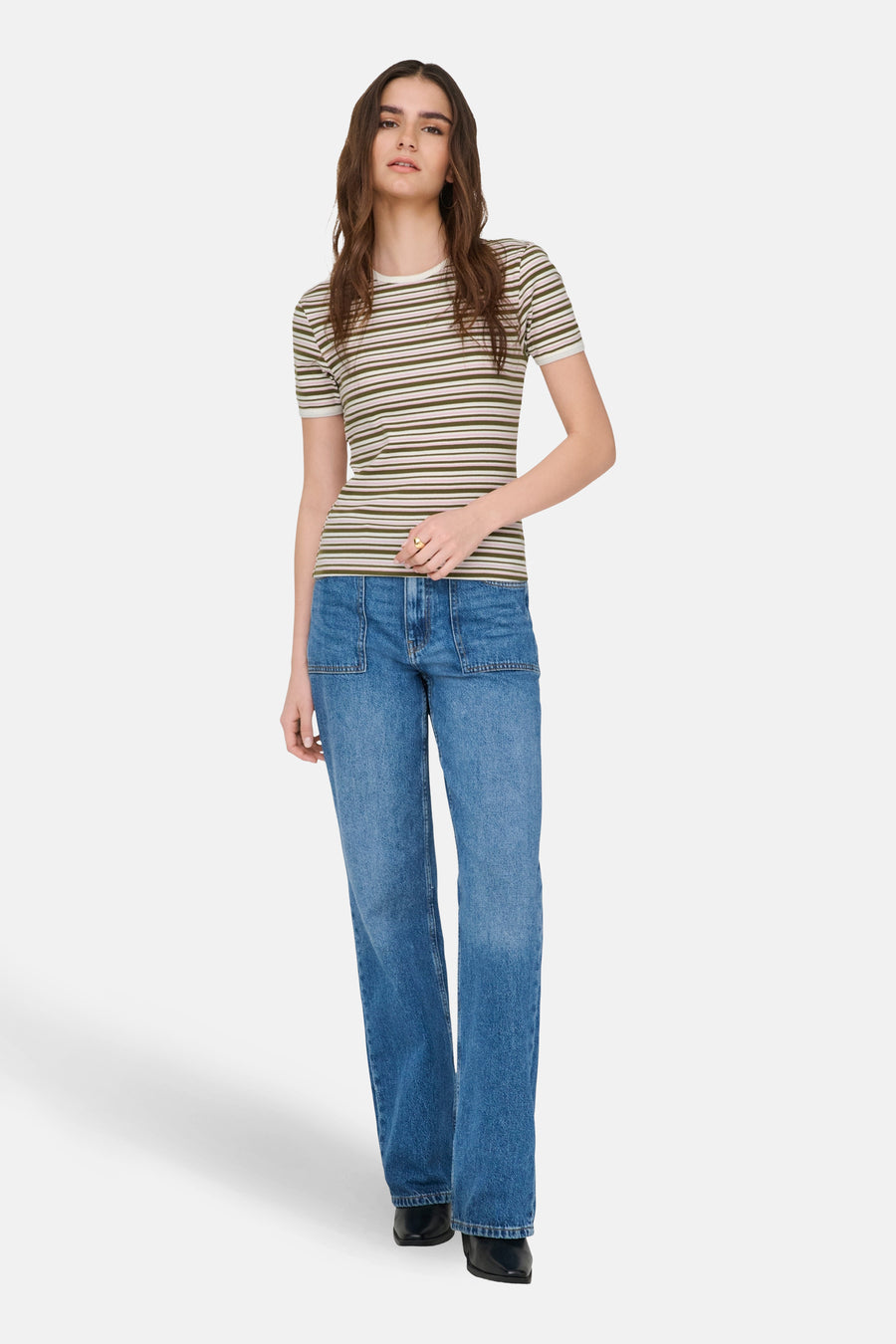 Multikleurig T-shirt met korte mouwen van JDY, met een gestreept patroon, gedragen met jeans.