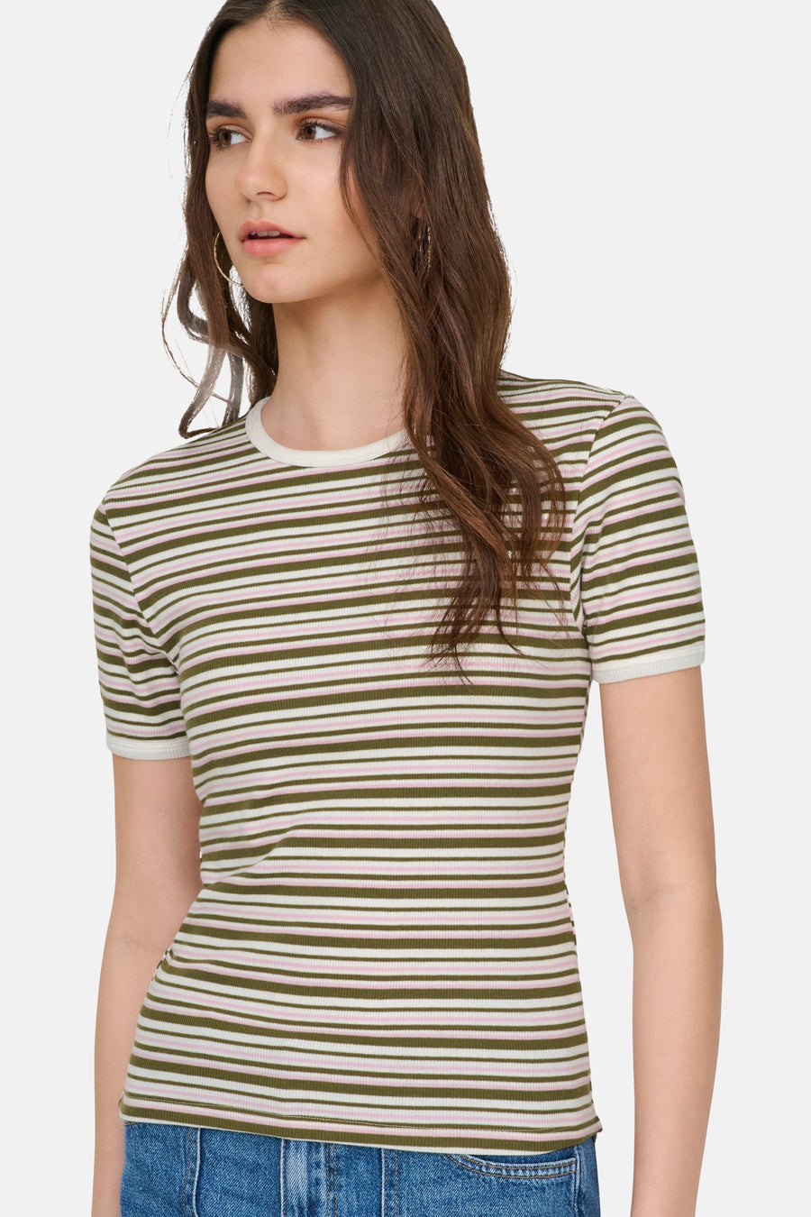 T-shirt multicolore à manches courtes de JDY, avec des rayures horizontales vertes, roses et blanches, porté avec un jean bleu.