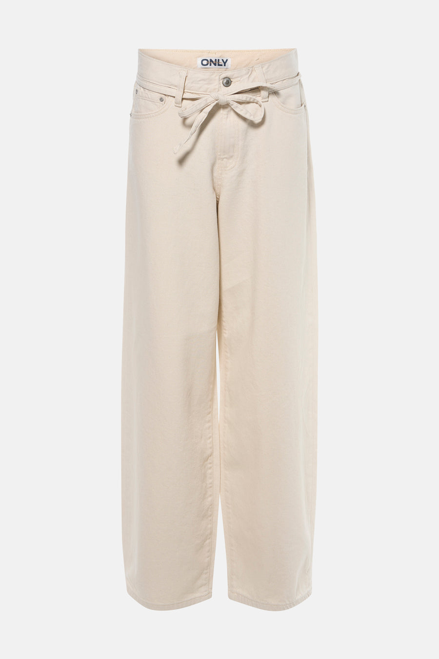 Jean droite en denim blanc cassé de ONLY, avec poches arrière et jambes larges.