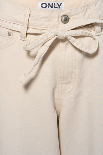 Jean droit blanc cassé d'ONLY avec ceinture nouée et détails tels qu'une étiquette de marque.