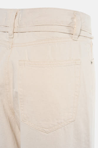 Jean droit blanc cassé de ONLY, avec poche arrière et passants de ceinture.
