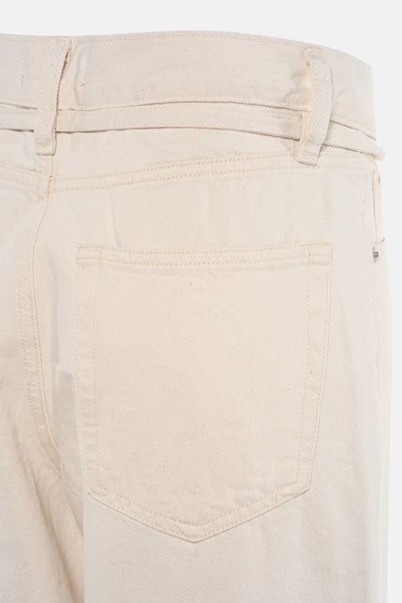 Jean droit blanc cassé de ONLY, avec poche arrière et passants de ceinture.