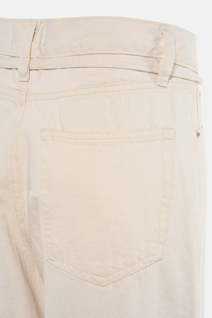 Jean droit blanc cassé de ONLY, avec poche arrière et passants de ceinture.