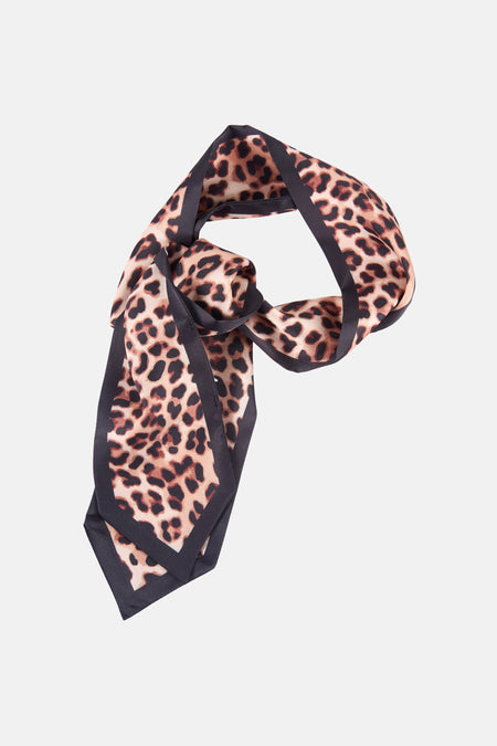 Bruine zomersjaal van ONLY, met een panterprint en een zwarte rand.
