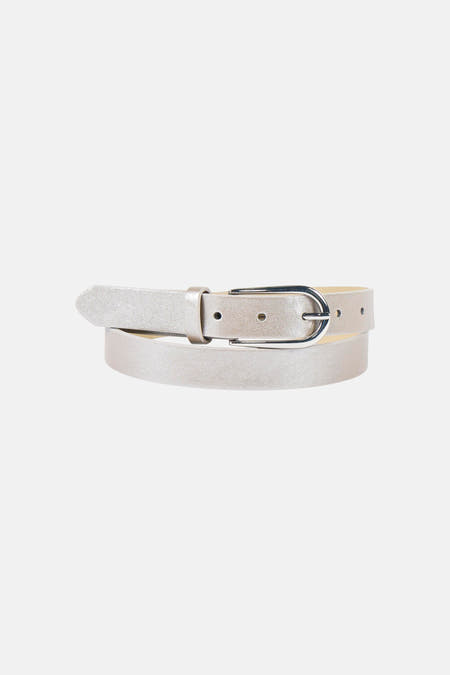 Ceinture argentée de ONLY avec une finition brillante et une boucle argentée.
