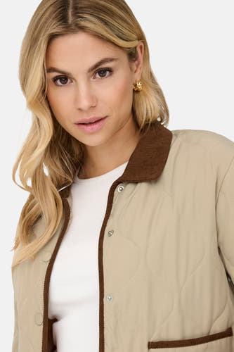 Manteau court beige de JDY, avec col en velours côtelé marron et motif matelassé à carreaux.