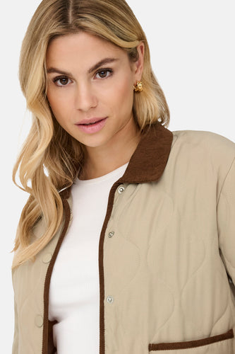 Beige korte jas van JDY, met bruine corduroy kraag en doorgestikt ruitpatroon.