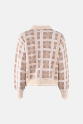 Gilet écru de JDY, avec un motif à carreaux et des manches longues, vu par derrière.