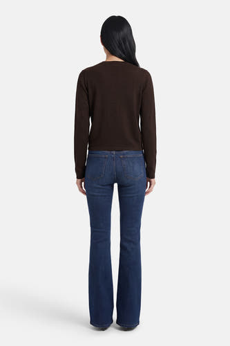 Gilet marron de JDY, dos, combiné avec un jean bleu foncé à jambes évasées.