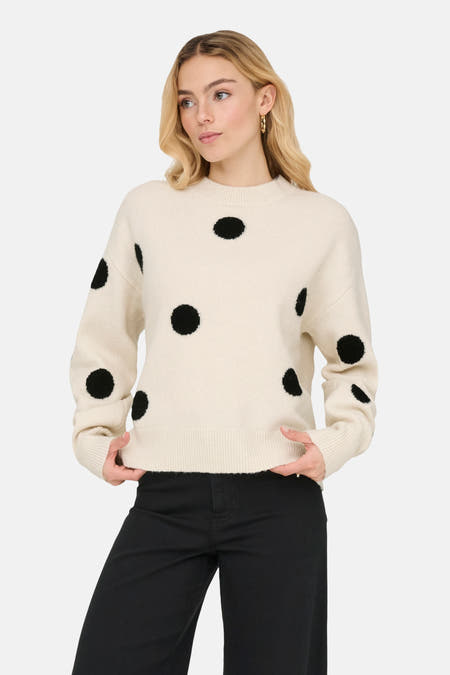 T-shirt écru avec col rond de JDY, avec des taches noires et associé à une pantalon noir.