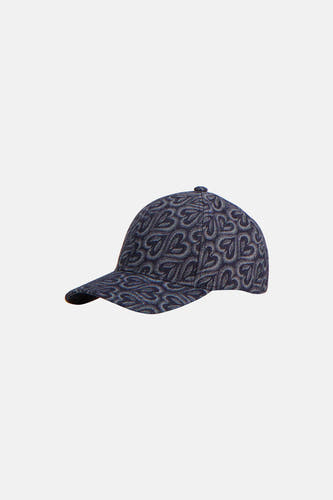 Casquette bleue de ONLY, avec un motif de lettres B répétées sur toute la casquette.