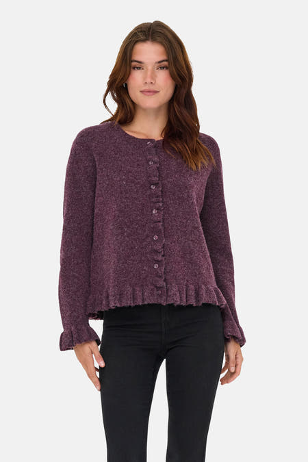 Gilet rouge d'ONLY, avec fermeture à boutons et plis devant la devant et sur les manches, porté avec un pantalon noir.