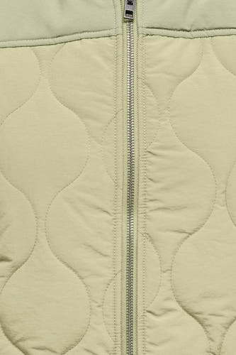 Manteau sans manches vert de JDY avec un motif brodé et doublé et une fermeture éclair argentée.