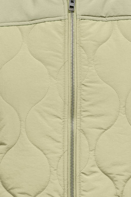 Manteau sans manches vert de JDY avec un motif brodé et doublé et une fermeture éclair argentée.