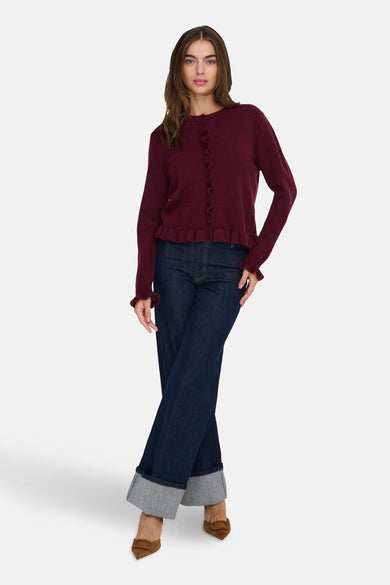 Bordeaux cardigan van JDY, met ruches afwerking en gedragen met donkere jeans en bruine schoenen.
