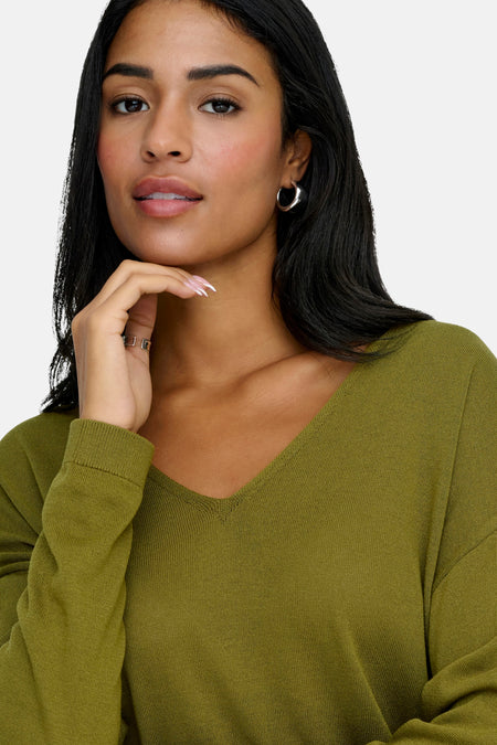 Groene trui met V-hals van JDY, met lange mouwen en een fijne gebreide textuur.