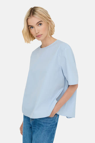 T-shirt bleu à manches courtes de ONLY, porté avec des jeans.