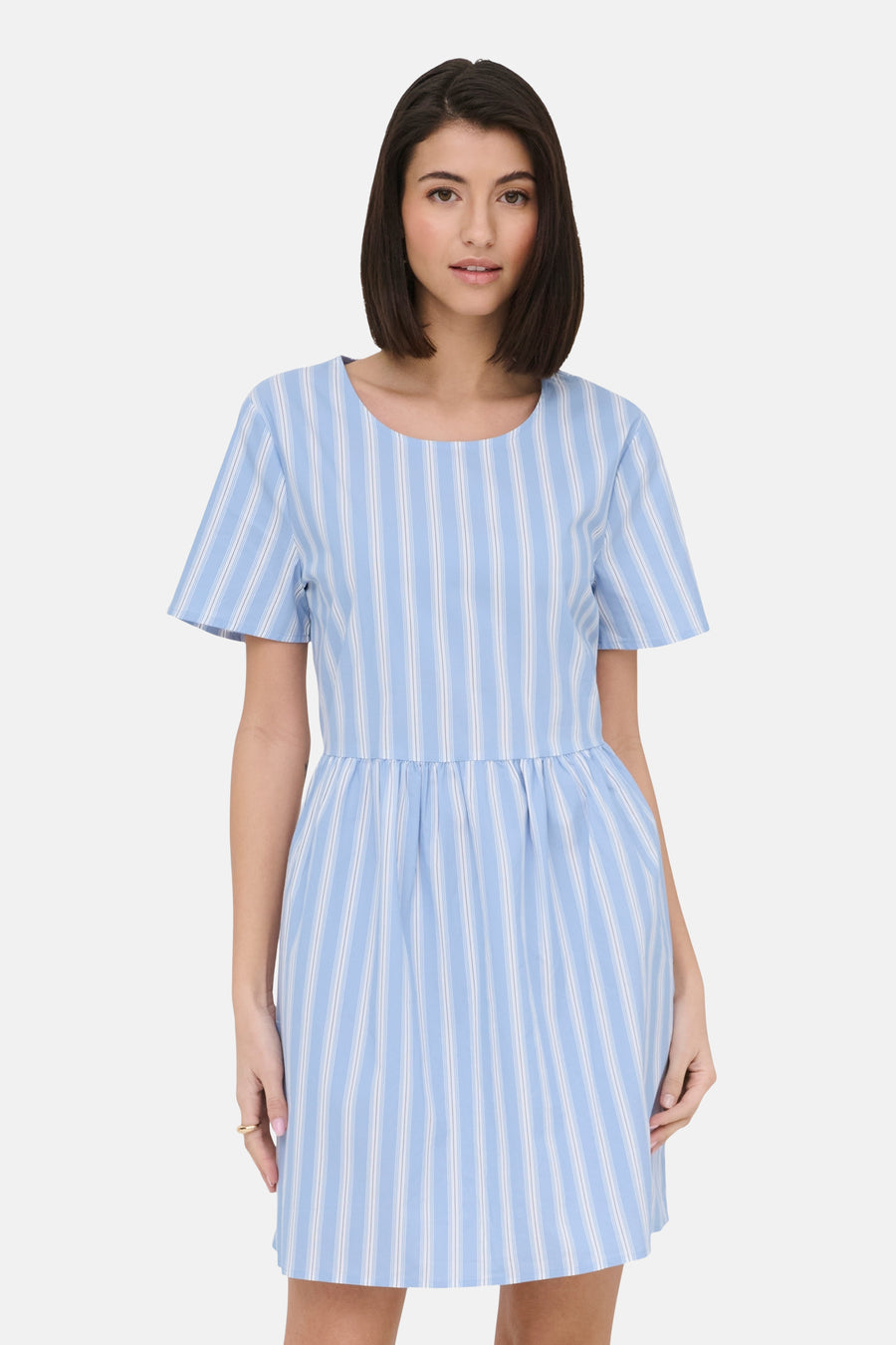 Robe courte bleue à manches courtes de JDY, avec des rayures verticales et une jupe évasée.