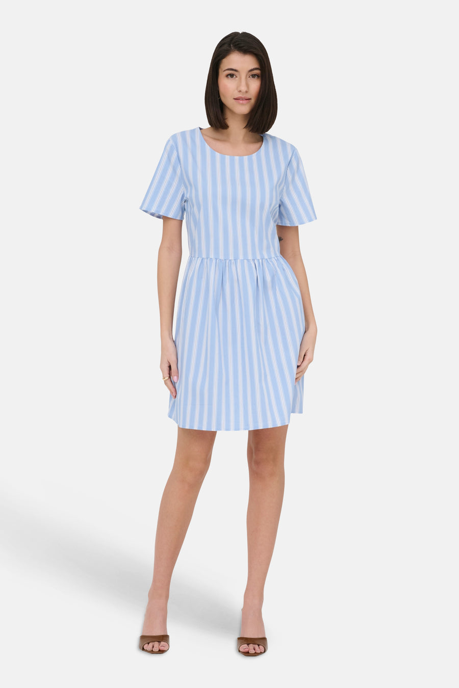 Blauw kleedje met korte mouwen van JDY, met verticale strepen en een uitlopende rok.
