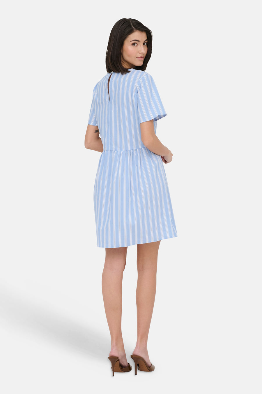 Robe courte bleue à manches courtes de JDY, avec des rayures blanches verticales.