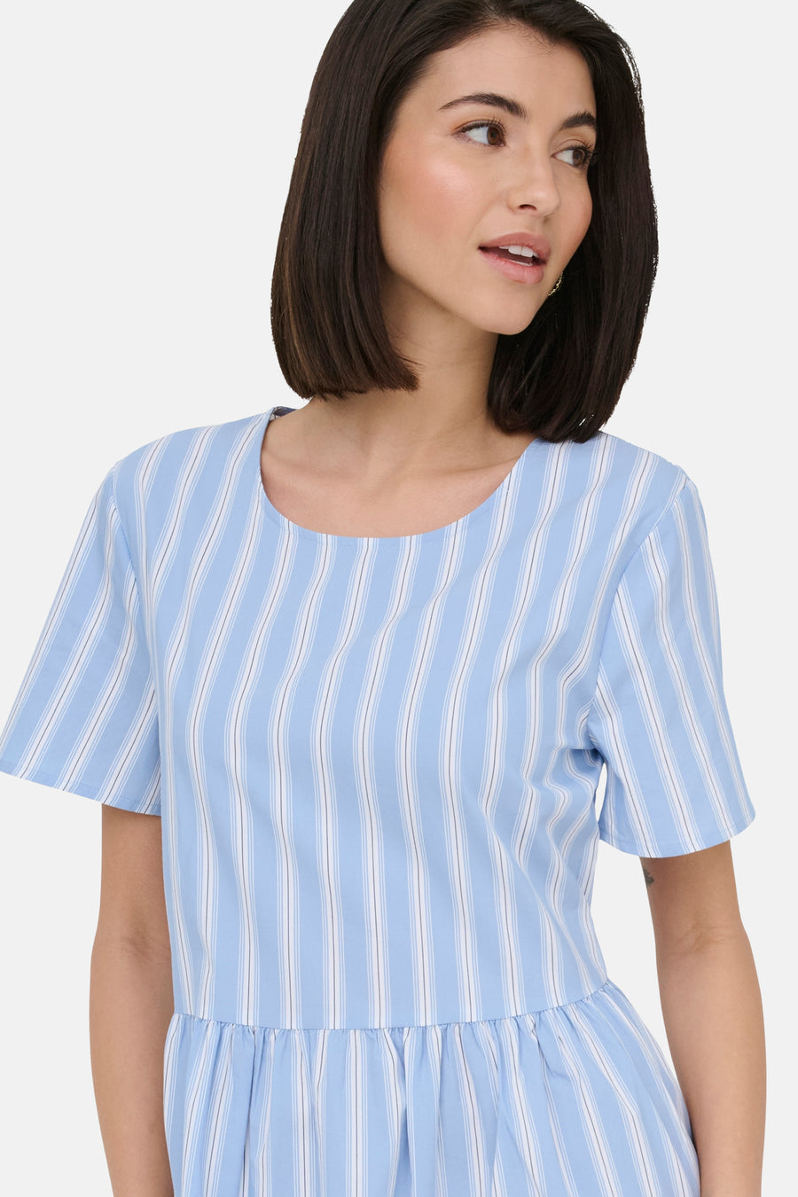 Robe courte bleue à manches courtes de JDY, avec un motif à rayures verticales et un col rond.