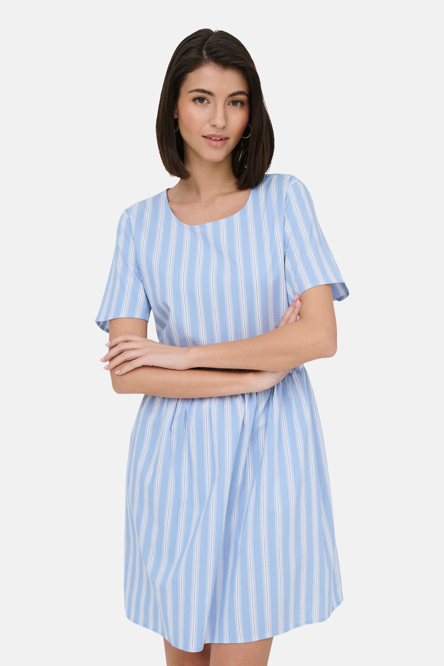 Robe courte bleue à manches courtes de JDY, avec un motif à rayures verticales et un col rond.