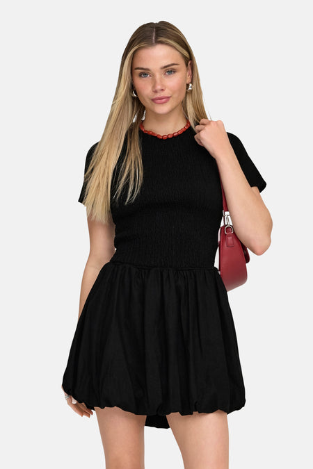 Robe noire à manches courtes de ONLY, avec une taille smockée et une chaîne rouge.