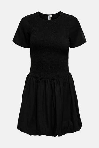 Robe noire à manches courtes de ONLY, avec un corsage smocké et une jupe ballon.