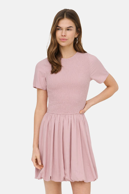 Robe courte rose à manches courtes de ONLY, avec une taille smockée et une jupe évasée.