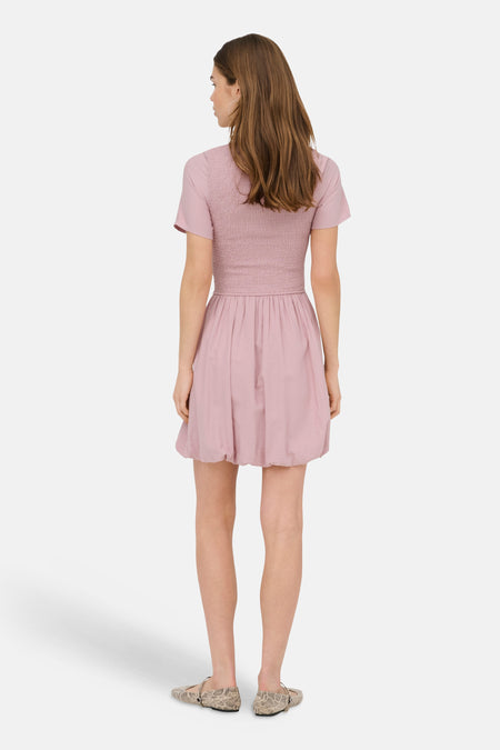 Robe rose à manches courtes de ONLY, avec une taille smockée et une jupe ballon.
