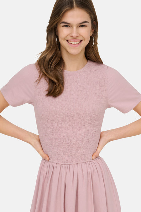 Robe courte rose à manches courtes de ONLY, avec un haut froncé et une jupe évasée.