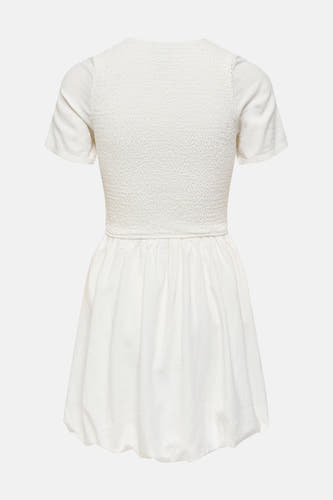 Robe blanche à manches courtes ONLY®, haut smocké et jupe plissée à effet bouffant, dos visible.