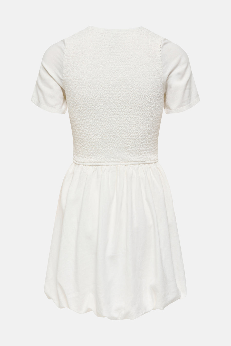Robe blanche à manches courtes ONLY®, haut smocké et jupe plissée à effet bouffant, dos visible.
