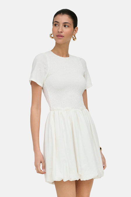 Robe blanche à manches courtes de ONLY® avec un corsage smocké et une jupe bouffante.