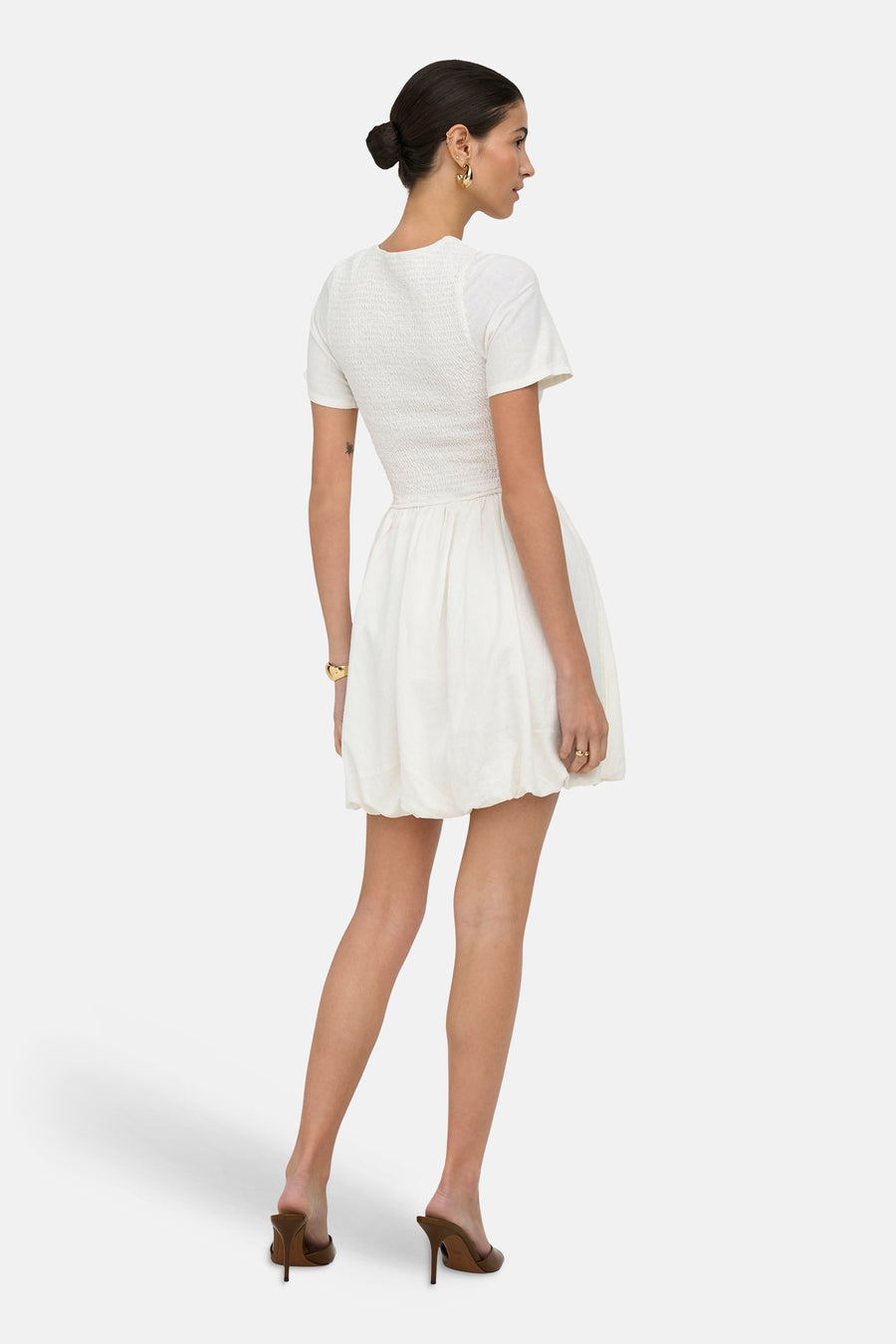 Robe blanche à manches courtes ONLY®, avec corsage smocké et ourlet bouffant, vue de dos.