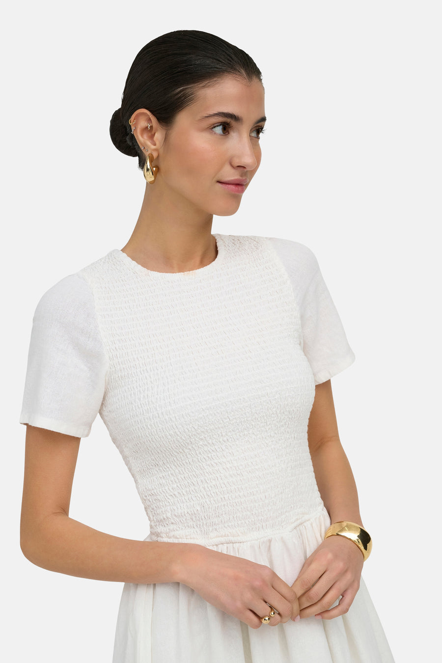 Robe blanche à manches courtes ONLY®, avec un corsage smocké et une jupe fluide, portée par un mannequin.