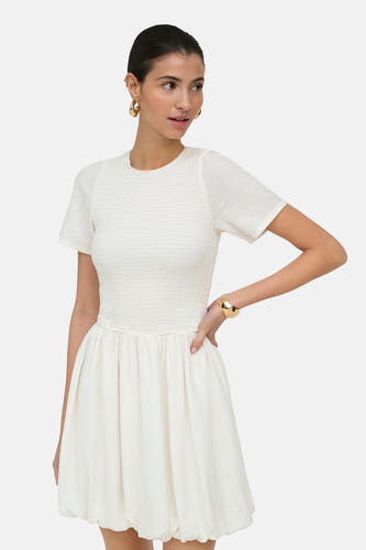 Robe blanche à manches courtes de ONLY® avec un corsage smocké et une jupe bouffante.