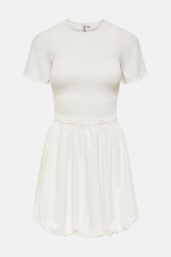 Robe blanche à manches courtes ONLY® avec smocks sur le corsage et une jupe ballon.