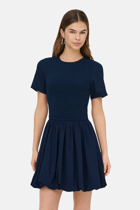 Robe bleue à manches courtes de ONLY, avec une taille smockée et une jupe évasée.