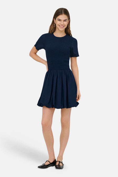Blauwe jurk met korte mouwen van ONLY, met een gesmokte tailleband en uitlopende rok.