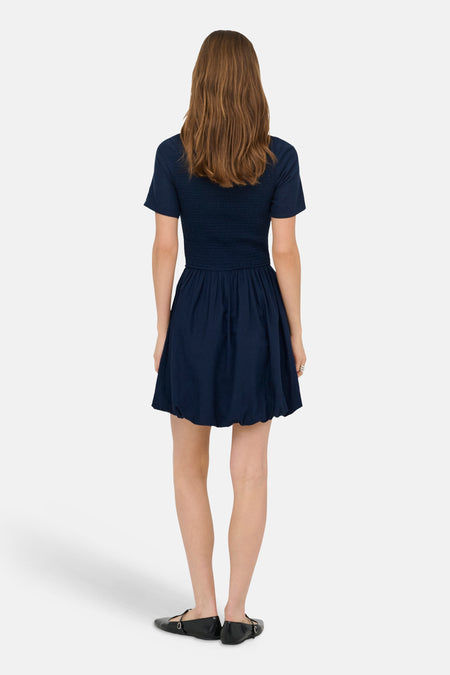 Robe courte bleue à manches courtes de ONLY, avec une taille smockée et une jupe évasée.