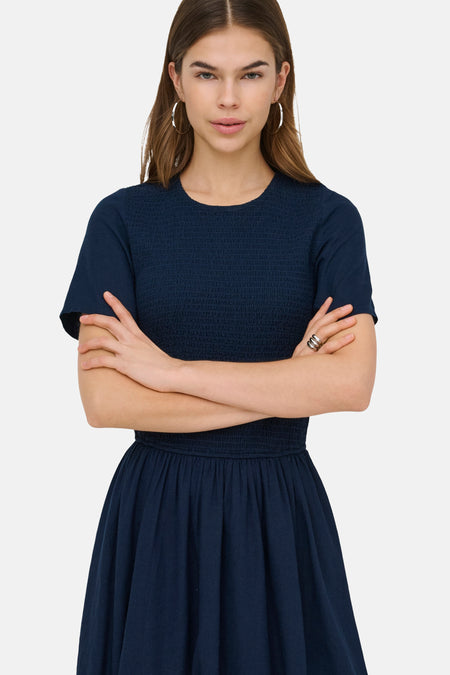 Robe bleue à manches courtes de ONLY, avec un haut smocké et une jupe évasée.
