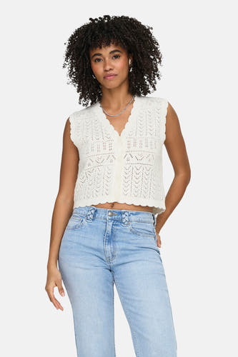Gilet en maille ajour blanc de ONLY® avec col en V et fermeture à boutons, porté sur un jean.